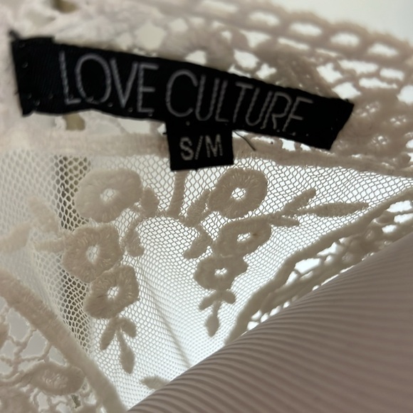 Elegant Lace Sleeveless Top Cream. Size S - Picture 8 of 8